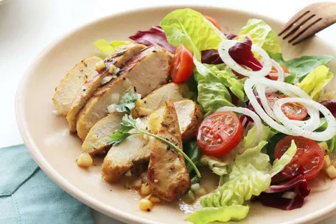 Đĩa salad ức gà giàu dinh dưỡng rưới nước sốt mè rang cho người ăn kiêng