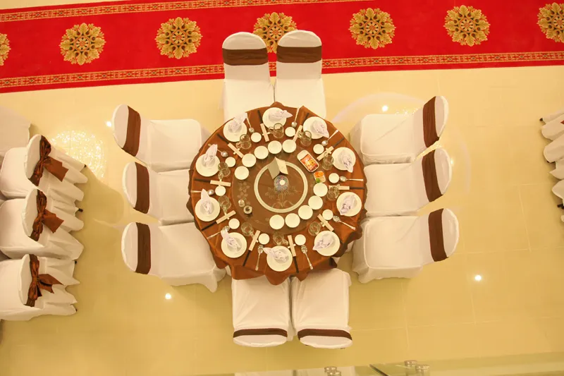 Góc sảnh tiệc được bố trí bàn ghế và hệ thống ánh sáng ấm áp