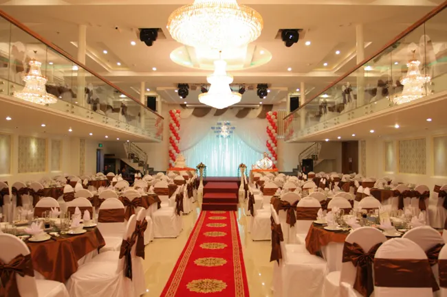 Sảnh hội nghị rộng rãi của Seventh Palace với hệ thống âm thanh ánh sáng hiện đại