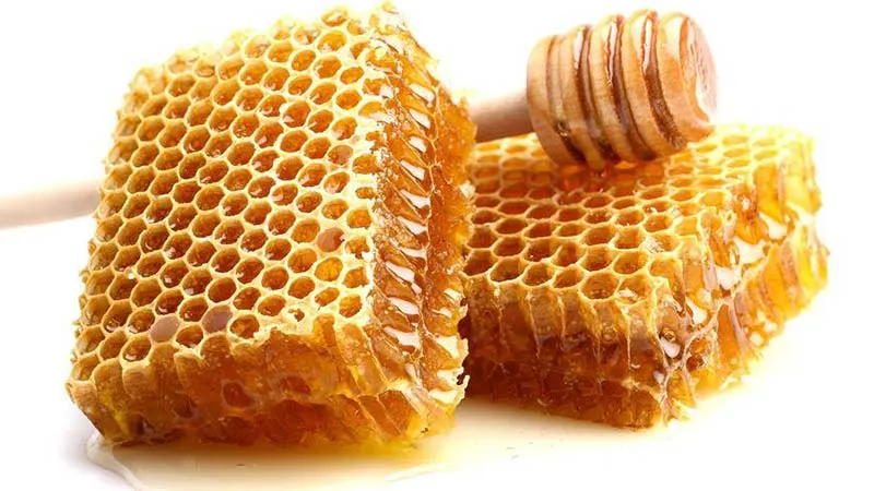 Nguyên liệu cơ bản để nấu sáp wax lông nóng tại nhà: sáp ong và nhựa thông