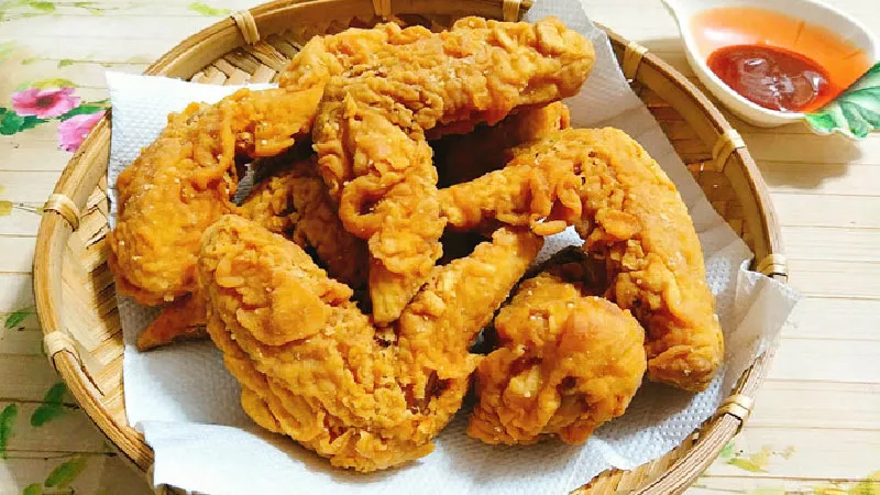 Vừa là món cánh gà chiên bột đã xong rồi, cho ra đĩa và thưởng thức thôi. Món này sẽ ngon hơn khi bạn chấm với một ít tương cà và tương ớt đấy.