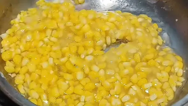 Bắp Mỹ được sên cùng bột năng tạo nên độ dẻo ngọt đặc trưng