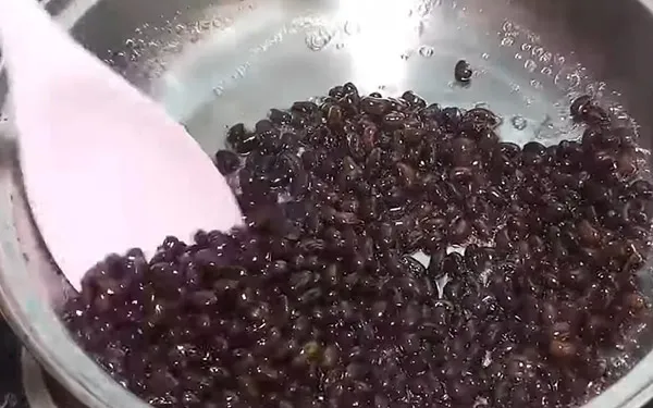 Sên đậu đen với đường giúp hạt đậu có độ ngọt đậm và vẻ ngoài láng mịn