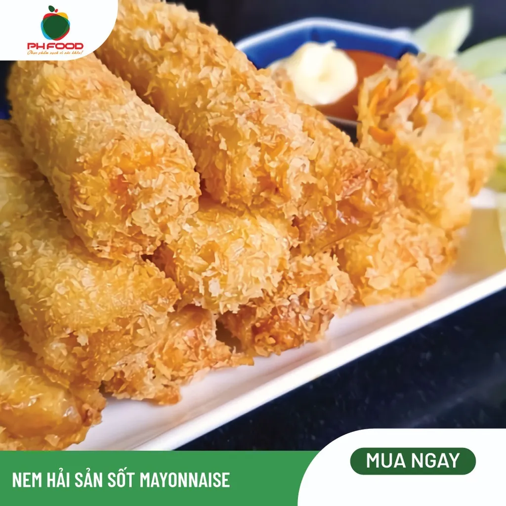 Nem hải sản chiên xù với lớp vỏ vàng giòn, nhân hải sản mayonnaise bên trong