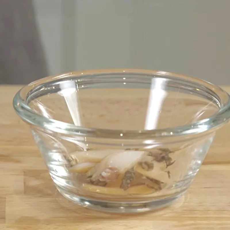 Thịt bào ngư được cắt nhỏ giúp dễ ăn và thấm đều gia vị