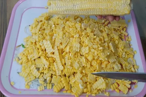Sơ chế bắp để nấu chè