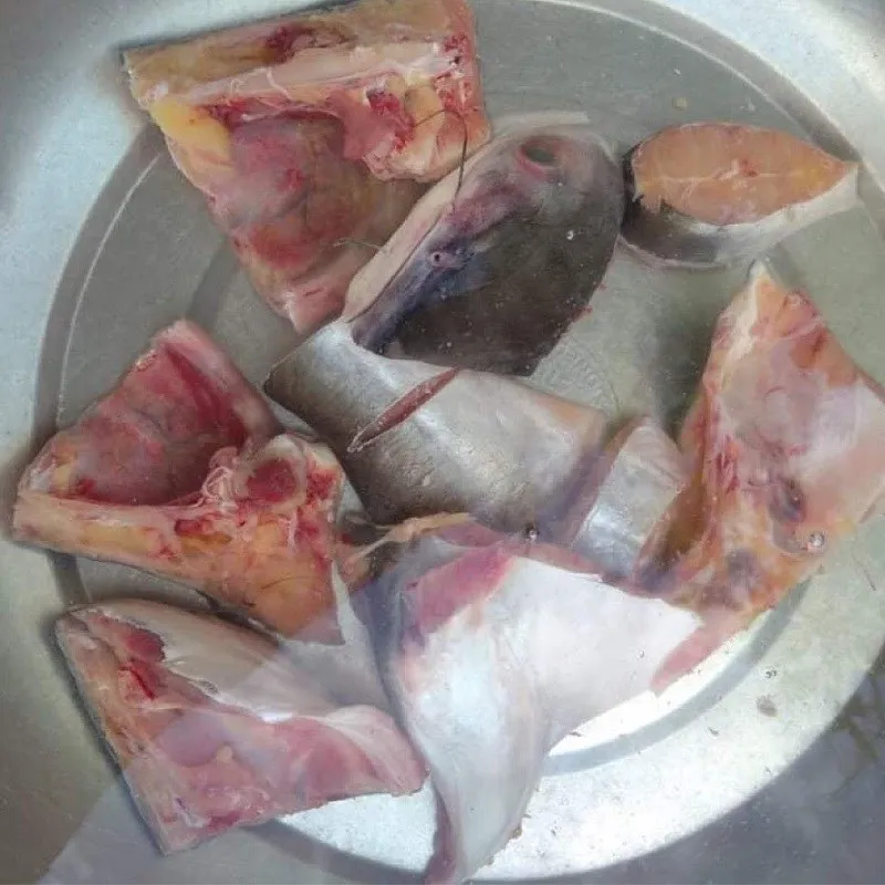 Sơ chế cá basa sạch sẽ giúp loại bỏ mùi tanh đặc trưng của dòng cá da trơn