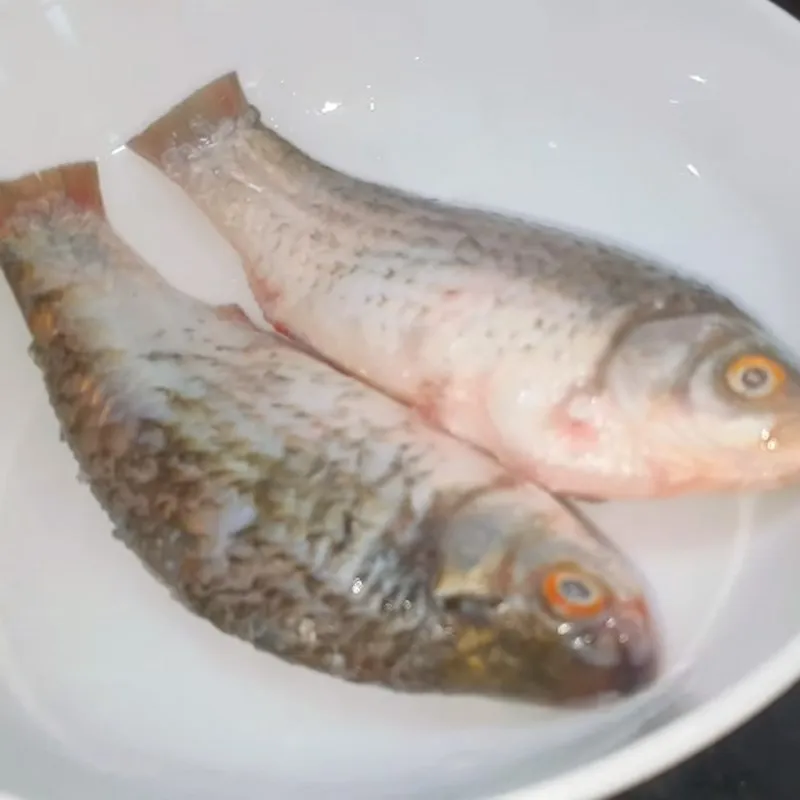 Sơ chế cá diếc