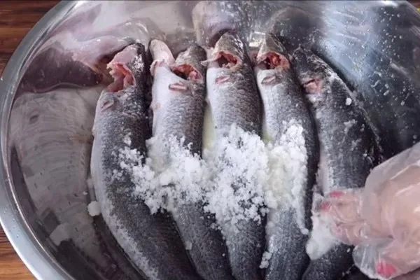 Sơ chế cá lóc với muối giúp làm sạch