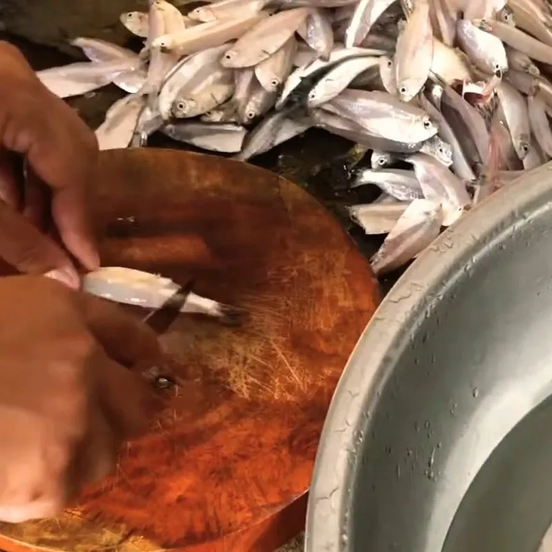 Công đoạn đánh vảy và làm sạch phần bụng của cá mai tươi