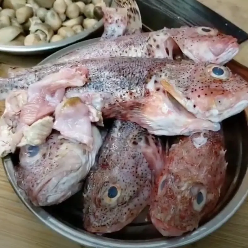 Sơ chế cá mú kỹ lưỡng để loại bỏ hoàn toàn mùi tanh khó chịu