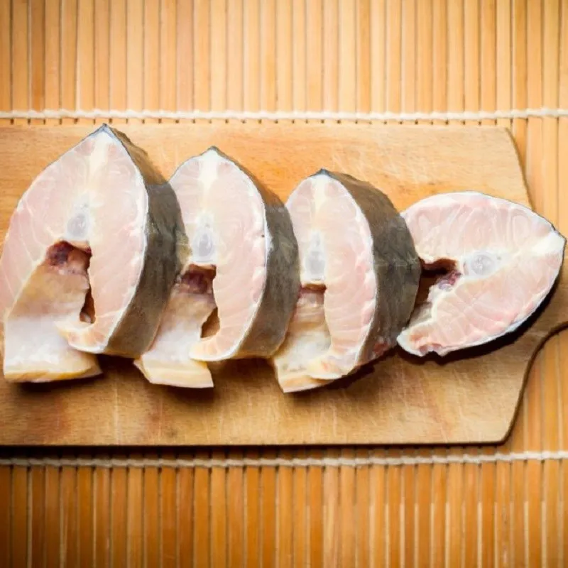 Sơ chế cá tầm chuẩn bị nấu canh chua