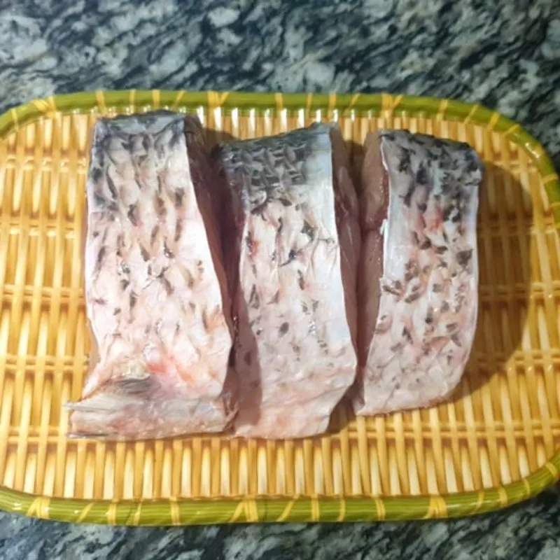 Sơ chế cá trắm kỹ lưỡng giúp món cá om dưa không bị tanh