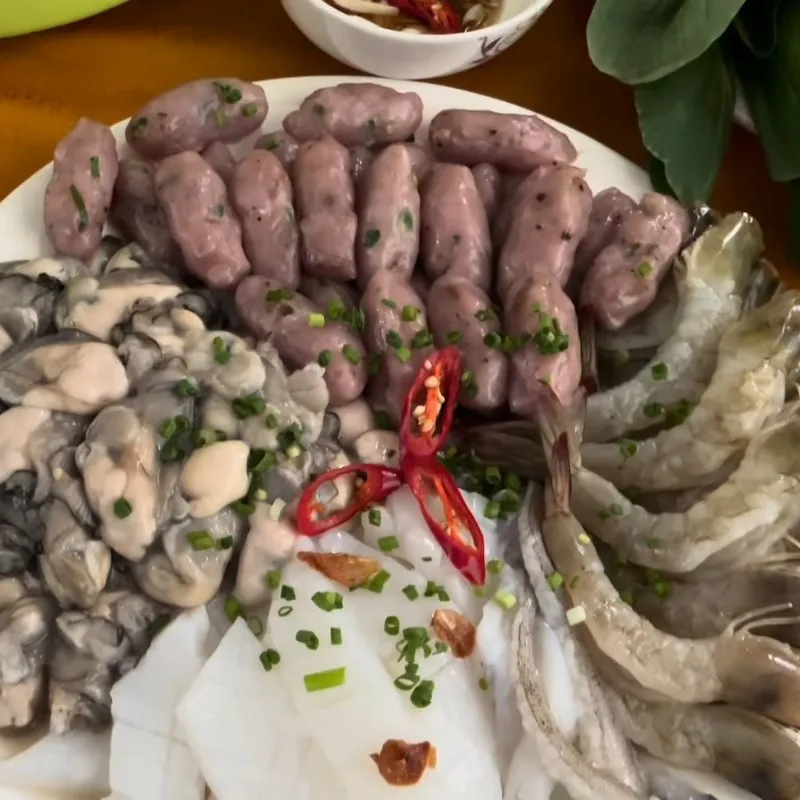 Sơ chế hải sản và gà để nấu lẩu nấm ngon