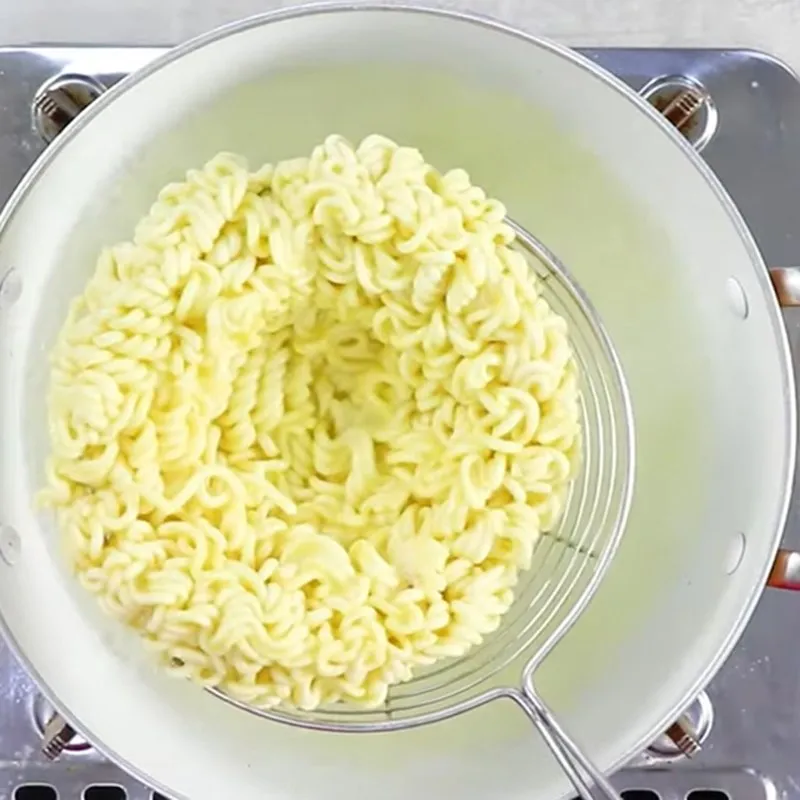 Sơ chế khoai tây và sườn heo sạch sẽ trước khi nấu