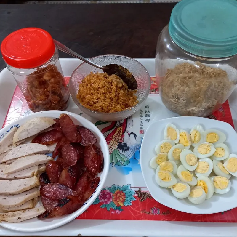 Trứng cút luộc, lạp xưởng chiên và chả lụa được sơ chế sẵn sàng làm topping