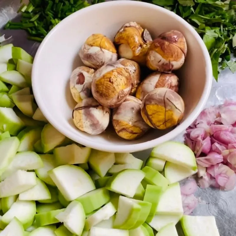 Sơ chế các nguyên liệu chuẩn bị nấu canh bầu với trứng vịt lộn