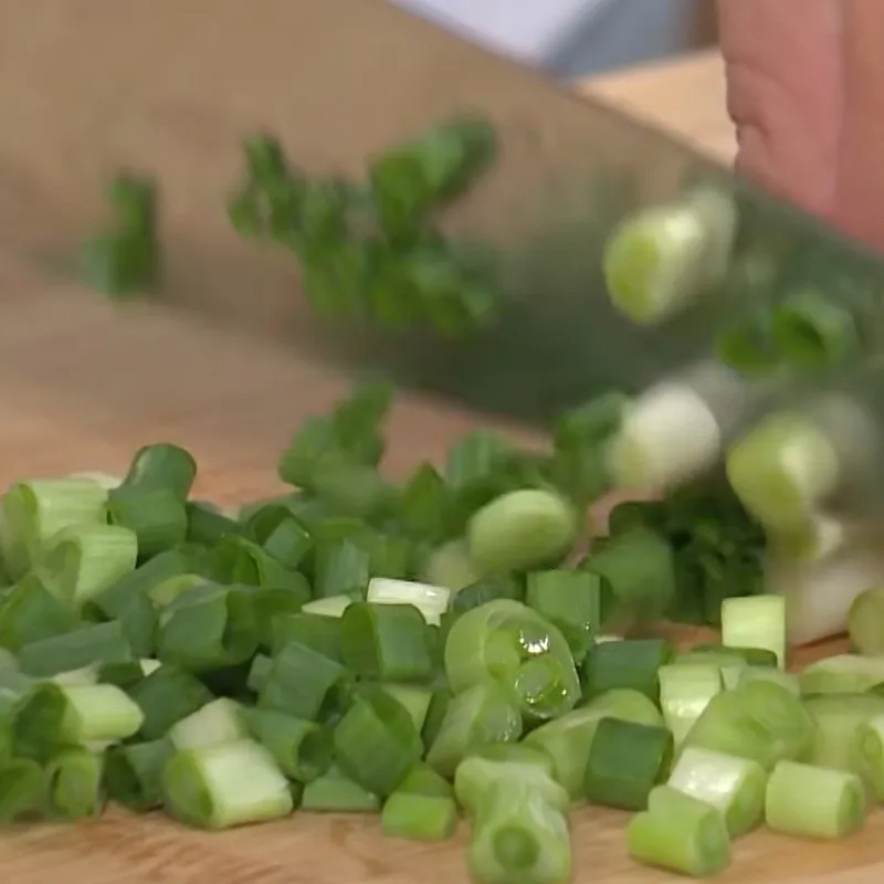 Nấm rơm đã được khía chữ thập, củ cải đã cắt lát gọn gàng