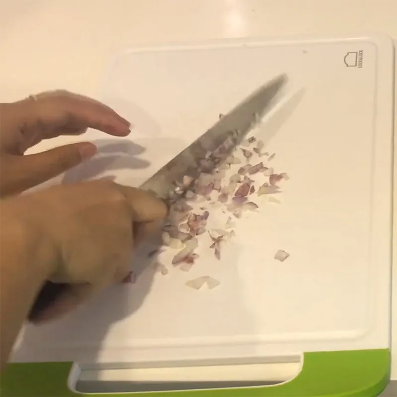 Hành tím băm nhuyễn chuẩn bị để xào cùng thịt hàu sữa