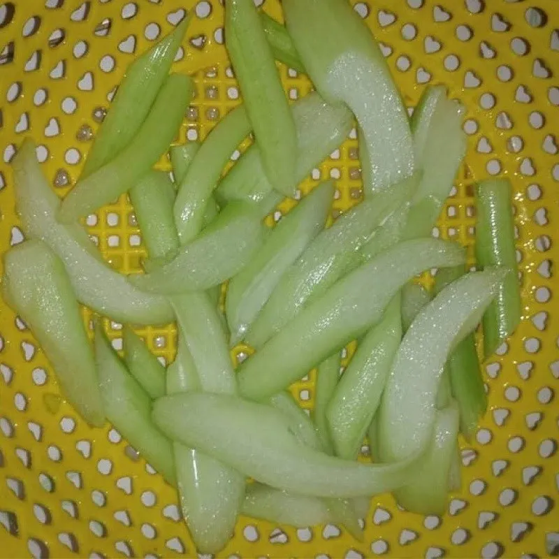 Sơ chế rau củ - Cắt dọc mùng