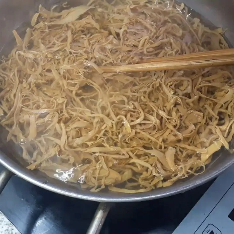 Sơ chế gừng và hành tím giúp nước dùng thơm ngon khó cưỡng