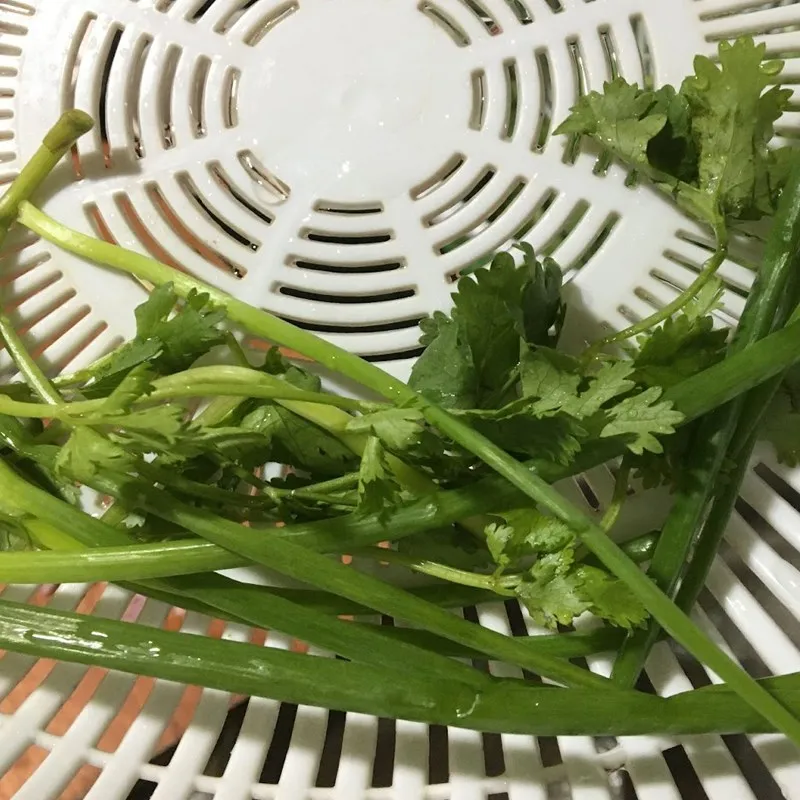 Các loại củ quả được cho vào nồi ninh cùng xương heo cho đến khi chín mềm