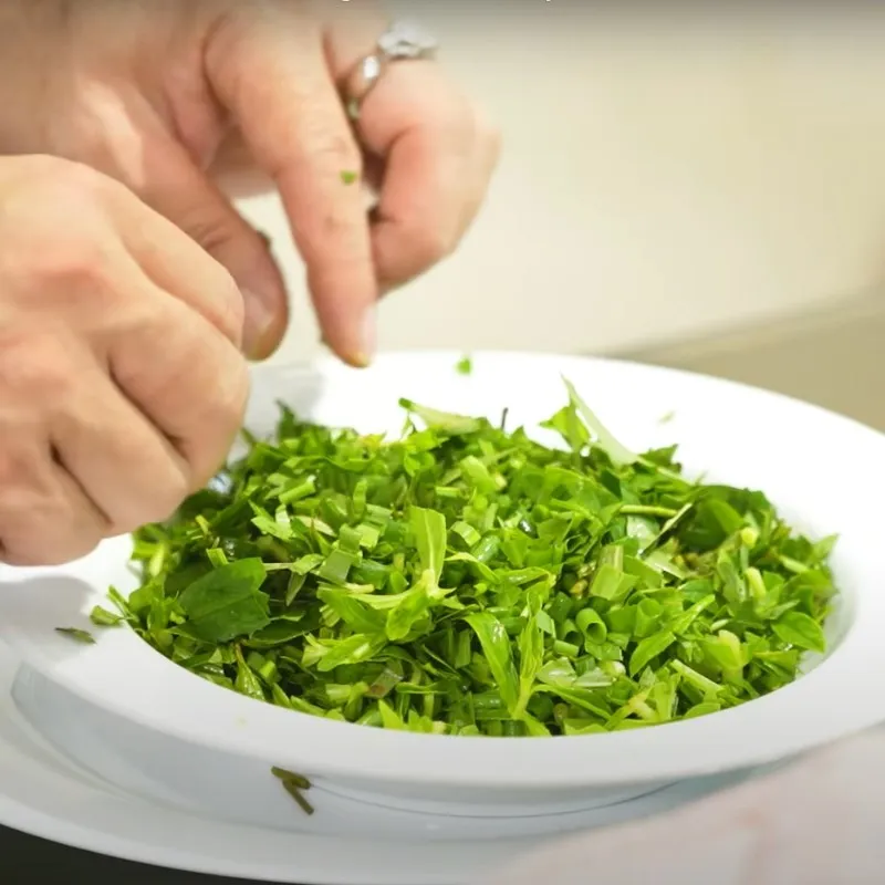 Bước 2: Sơ chế các nguyên liệu khác