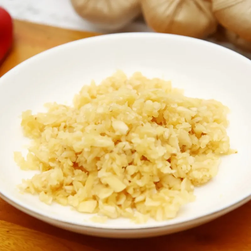 Cà chua được cắt múi cau và các loại rau thơm chuẩn bị sẵn sàng