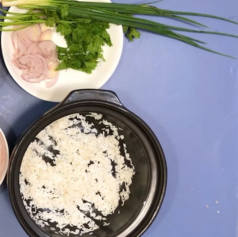 Sơ chế đậu xanh và gạo là bước quan trọng tạo độ sánh mịn