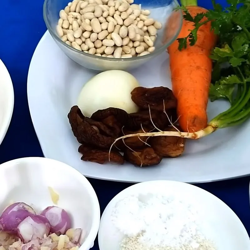 Đậu trắng được ngâm và luộc sơ, các loại nấm được làm sạch