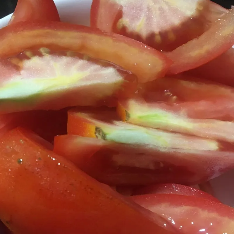 Cà chua được cắt múi cau đều tăm tắp để tạo màu cho nước dùng