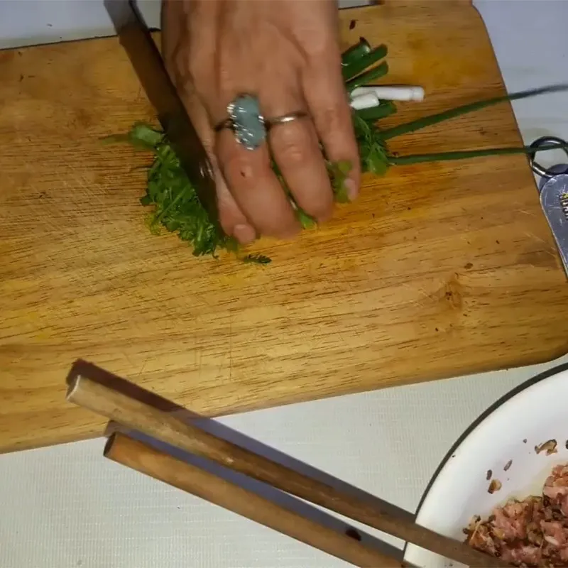 Sơ chế hành ngò cà chua