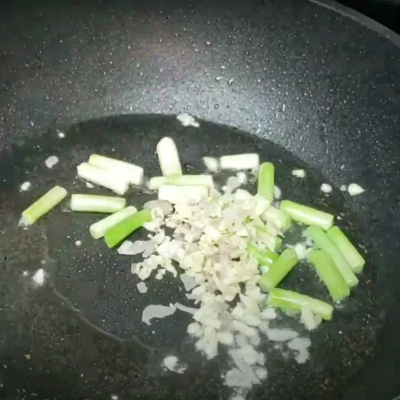 Xào sơ nấm rơm cùng gia vị giúp món ăn thêm phần đậm đà