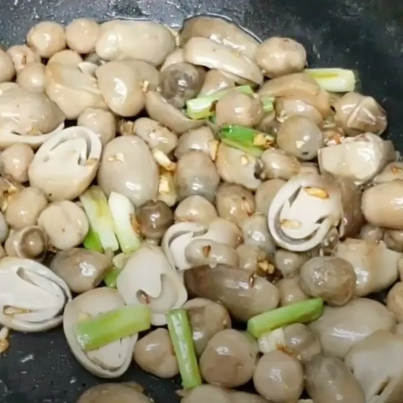 Quá trình xào nấm rơm giúp nguyên liệu tỏa mùi thơm đặc trưng