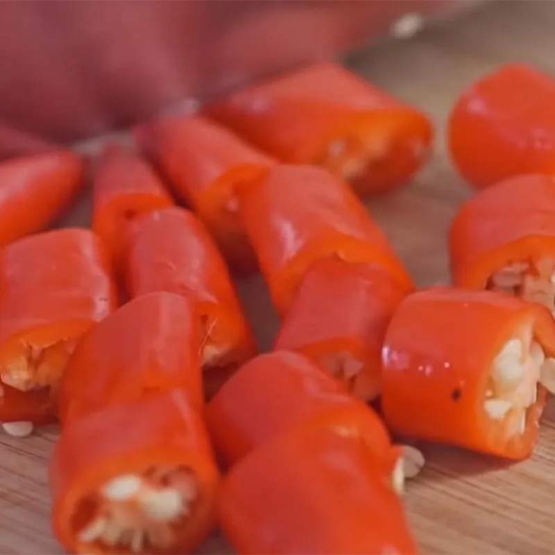 Ớt sừng cắt vát giúp món ăn thêm bắt mắt