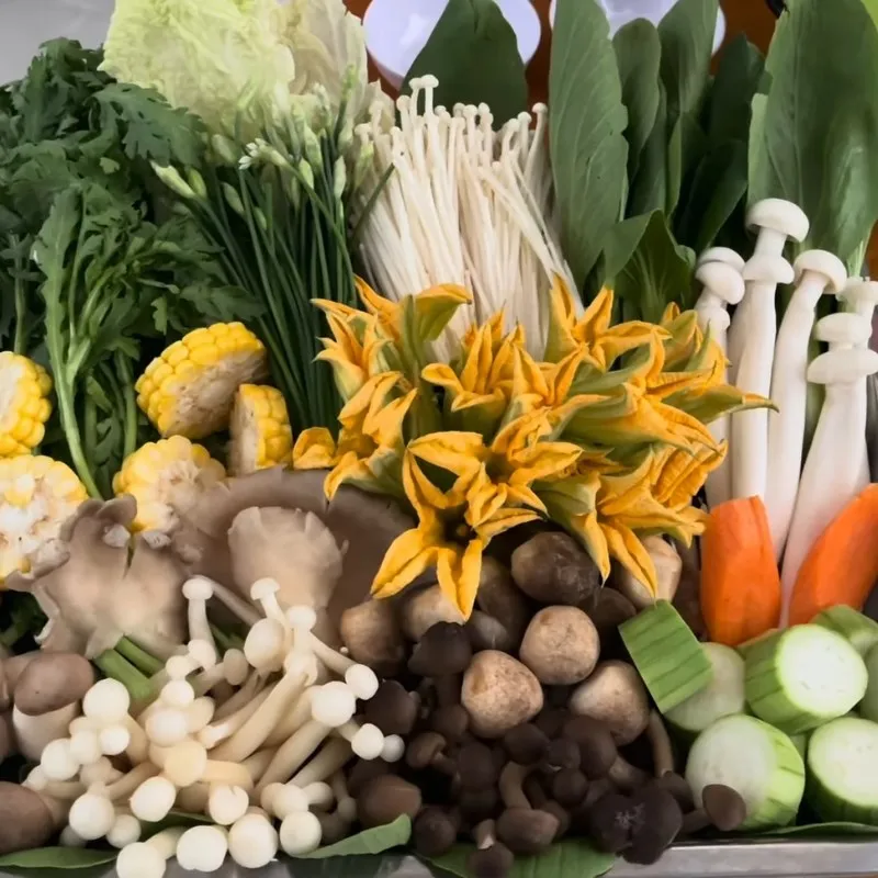 Rau nấm được rửa sạch phục vụ món lẩu