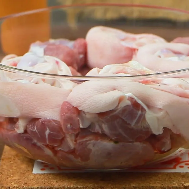 Chân giò được chặt thành khoanh và làm sạch kỹ lưỡng trước khi nấu