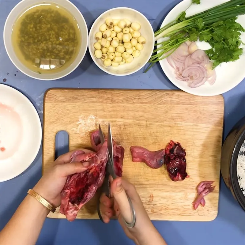 Thực hiện sơ chế chim bồ câu bằng rượu và gừng để khử mùi