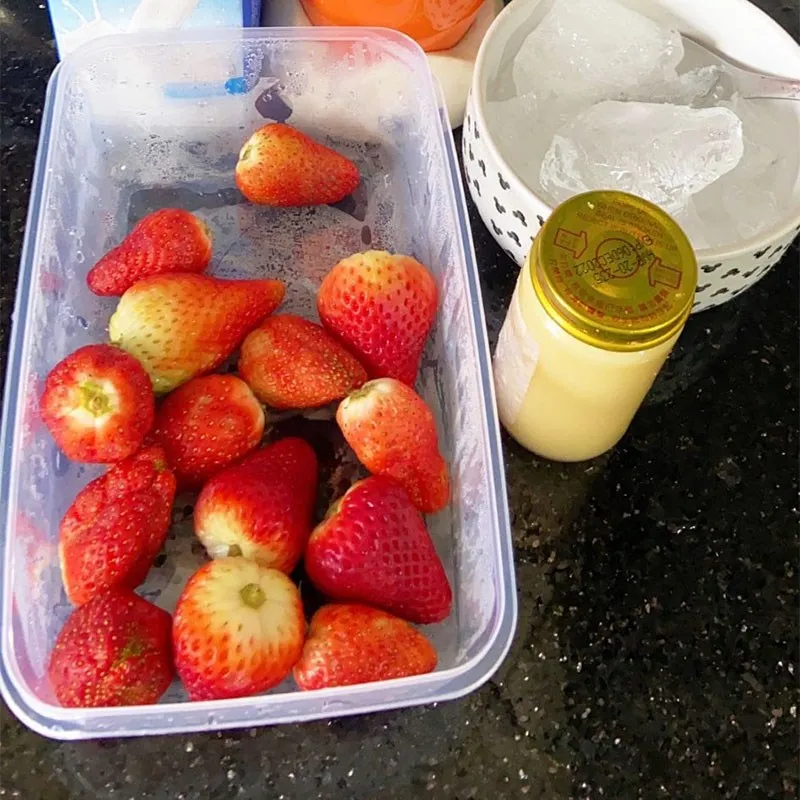 Dâu tây sau khi rửa sạch và thái đôi