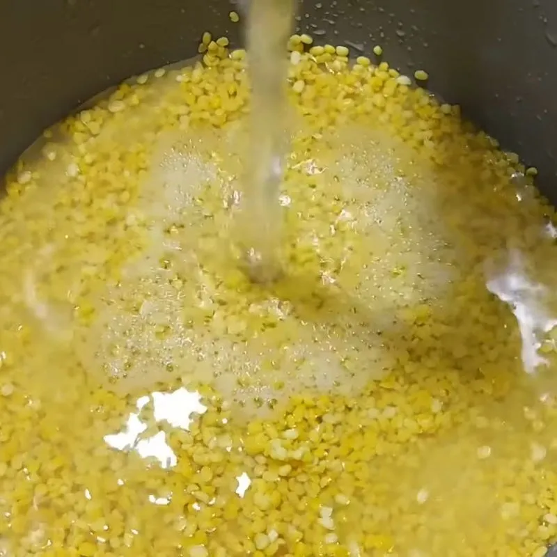 Bước 1 Sơ chế đậu xanh cà vỏ Chè đậu xanh đánh bằng nồi cơm điện