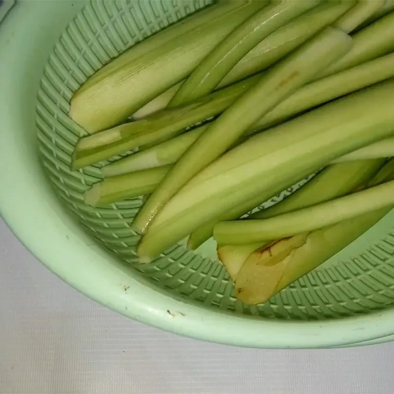 Sơ chế dọc mùng cho món bún mọc