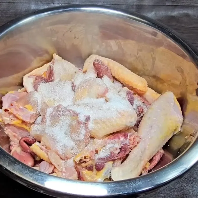 Bước 1 Sơ chế gà và ướp gia vị đậm đà