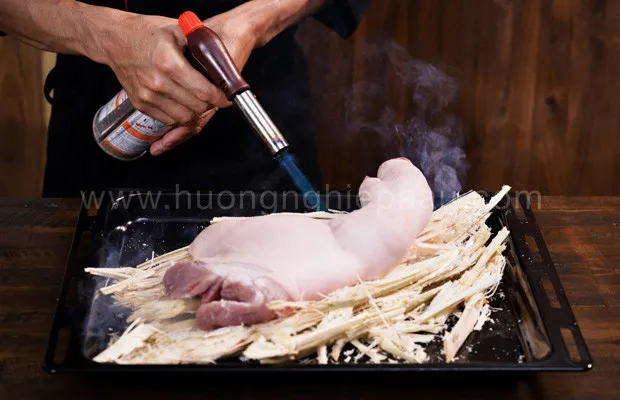 Giò heo được hun khói trên bã mía tạo màu sắc hấp dẫn