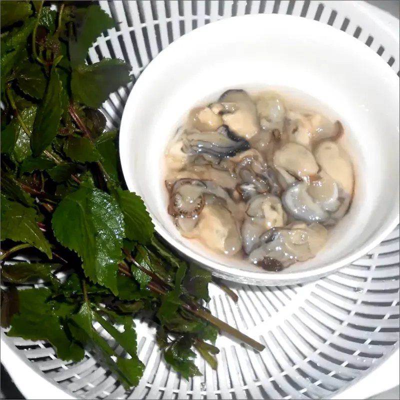 Bước 1 Sơ chế hàu và tía tô Cháo hàu tía tô