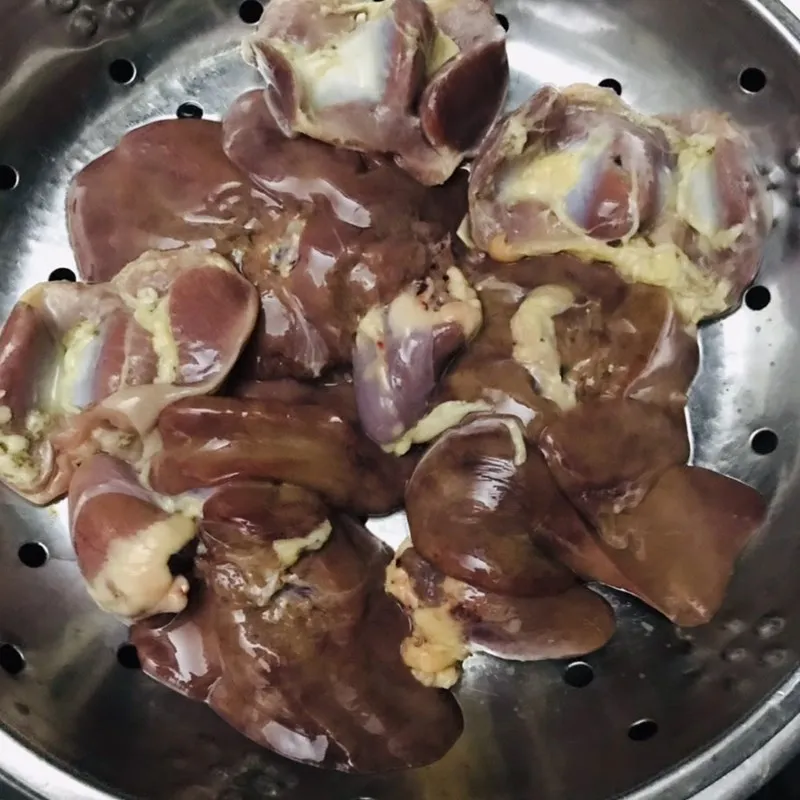 Sơ chế lòng gà và trứng gà non đúng cách