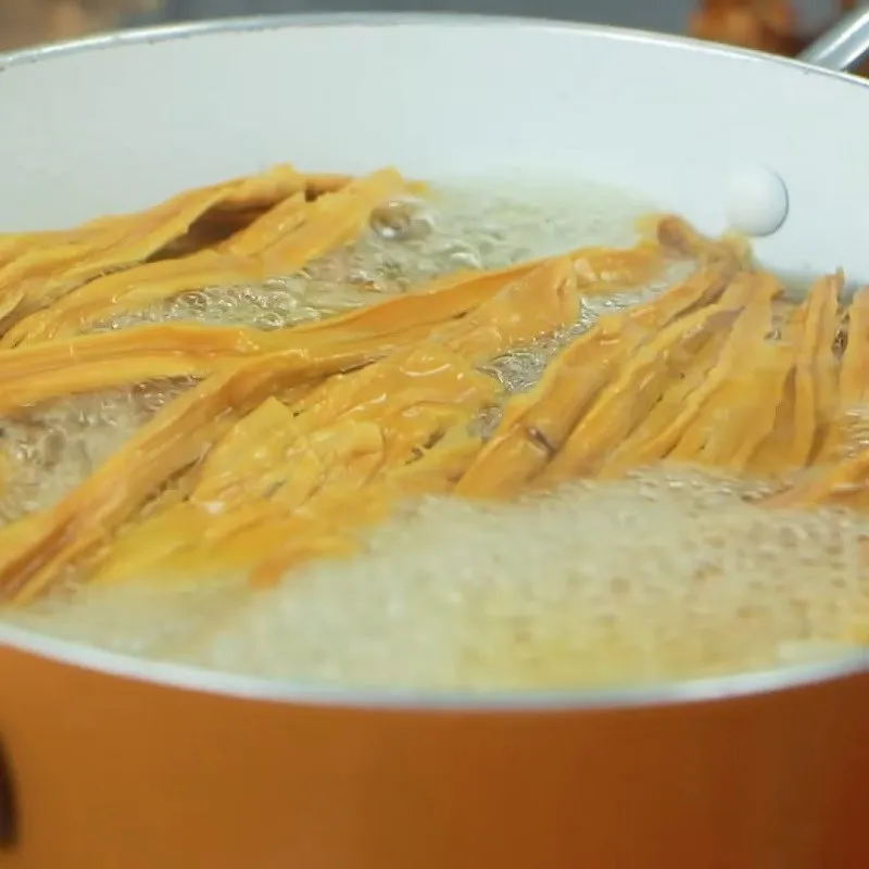 Măng khô sau khi luộc cần được xé nhỏ để thấm gia vị tốt hơn