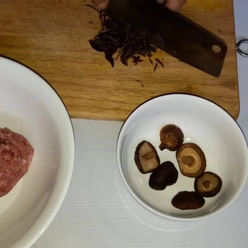 Ướp thịt băm với nấm