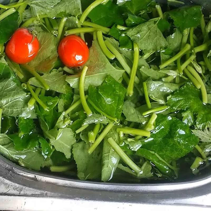 Sơ chế nguyên liệu rau bí và cà chua