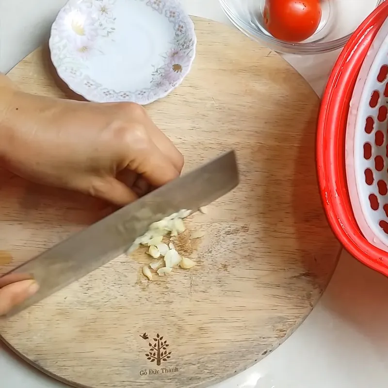Chuẩn bị cà chua và tỏi