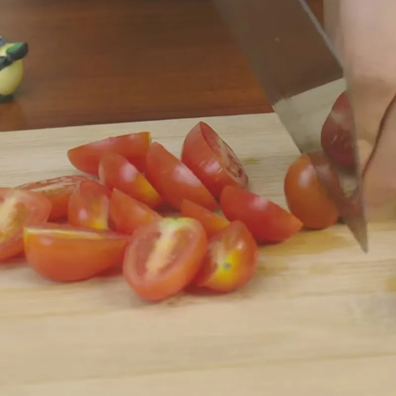 Cà chua bi và dưa leo là hai thành phần không thể thiếu tạo nên độ mọng nước